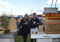 Zara en Robert Noteboom namens de Bijenbaas.